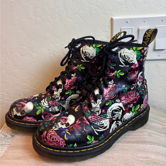 Dr. Martens Women 1460 Pascal Skull and Rose US 8 - Picture 3 of 9